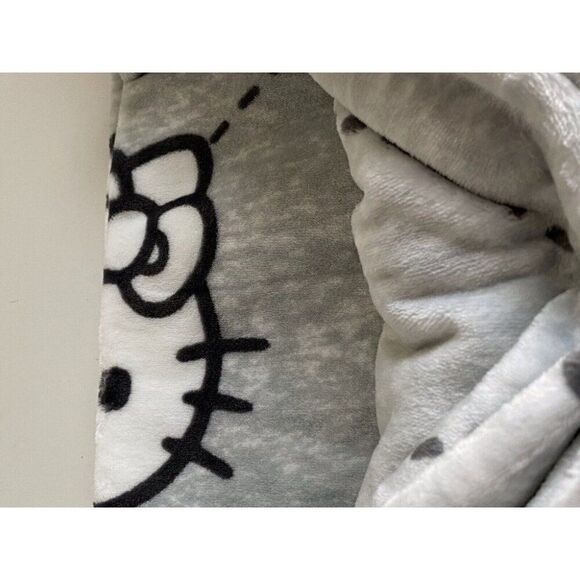 HELLO KITTY Blanket Throw 50"x70" Super Soft Plush Gray Pink White NEW - Picture 14 of 15